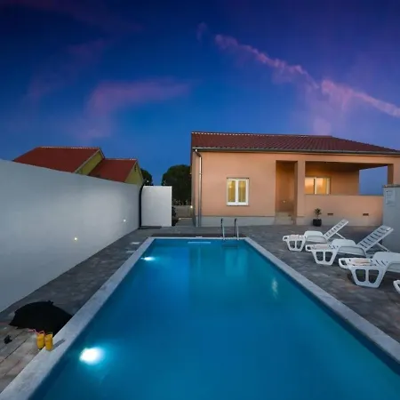 Holiday House With Pool, 6-8 Guests, Zadar 別荘