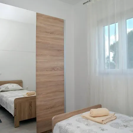 Holiday House With Pool, 6-8 Guests, Zadar Crno