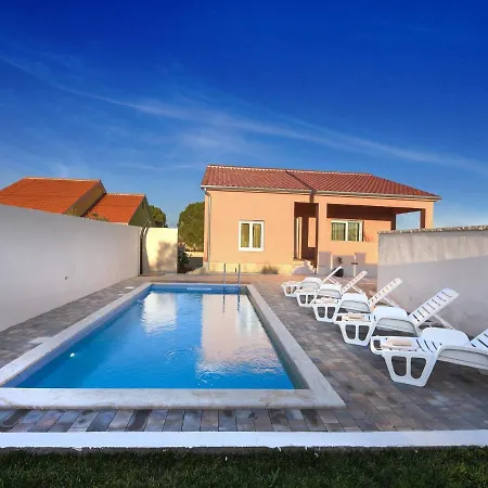 펜션 Holiday House With Pool, 6-8 Guests, Zadar Crno